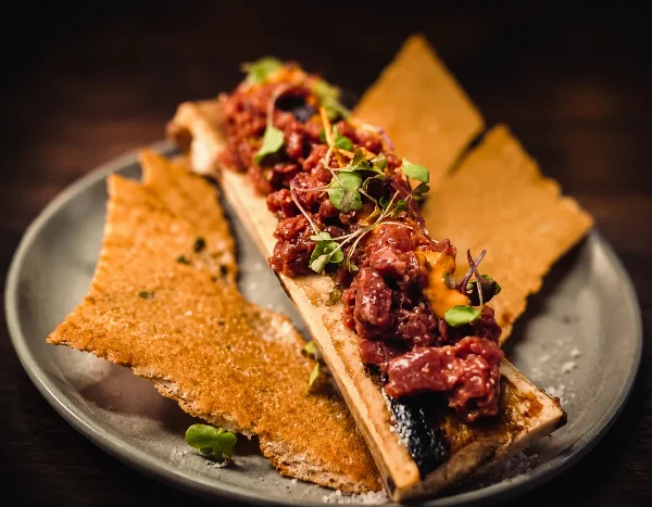 Steak Tartar sobre Tuétano